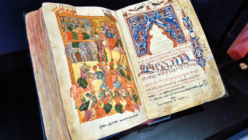 كتاب الناسخ يعقوب يروي «ملحمة القديس فارتان» في منطقة بتليس عام 1569 ميلادية.  تصوير: أشوك فيرما