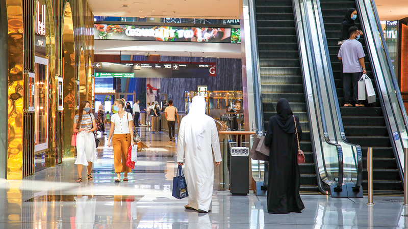 المتسوقون في انتظارهم تخفيضات لا تفوت في دبي مول.   من المصدر