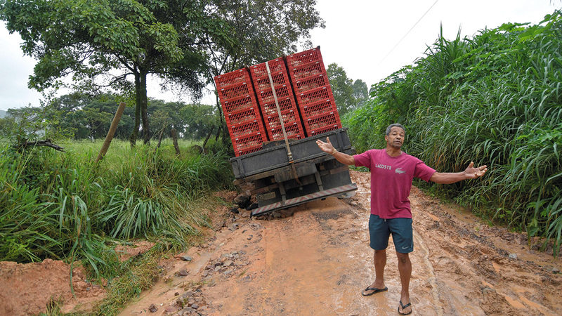 الأمطار تتسبب في حوادث على الطريق.   أ.ف.ب