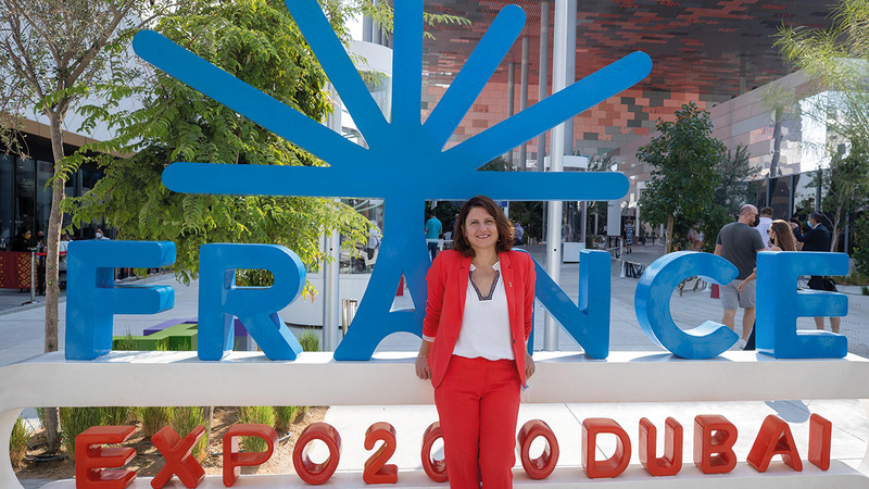 وزيرة الرياضة الفرنسية روكسانا ماراسينيو خلال زيارتها لجناح بلادها في «إكسبو».   من المصدر