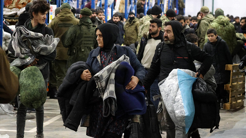 اللاجئون السوريون في بيلاروسيا يحاولون يائسين دخول الاتحاد الأوروبي.   أ.ف.ب