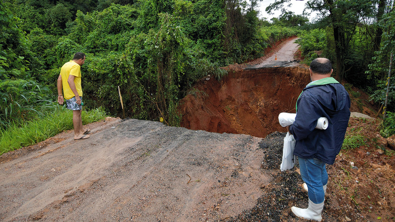 أخدود كبير على الشارع بفعل الأمطار.   أ.ف.ب
