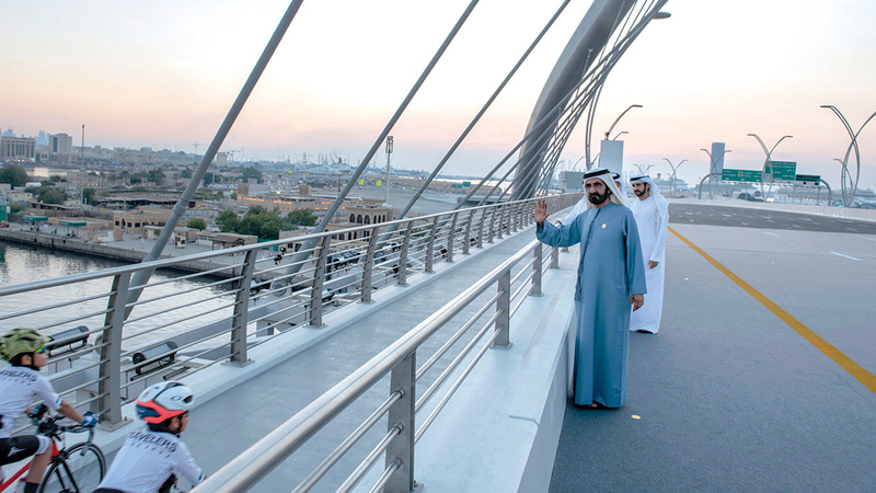 محمد بن راشد استمع إلى شرح عن تطوّر مشروعات البنية التحتية في دبي.   من المصدر