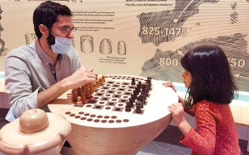 الصورة: المتعة تبدأ من رقعة شطرنج في جناح إسبانيا بـ «إكسبو»