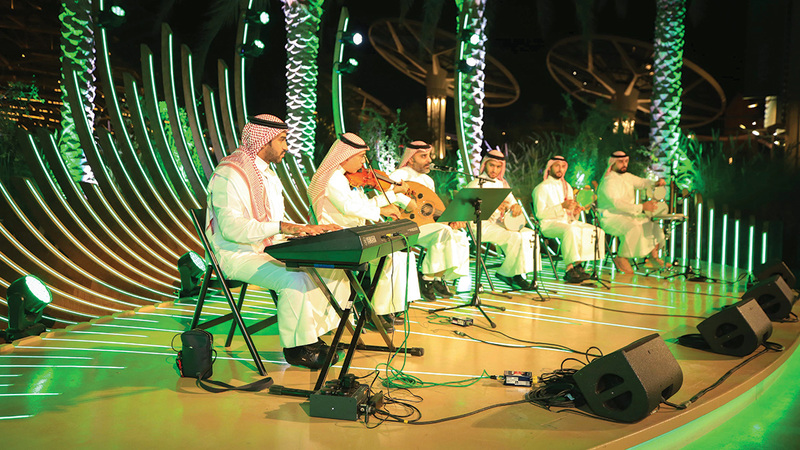 الفرقة تعزف إيقاعات شرقية متنوّعة خلال الأمسيات.    من المصدر