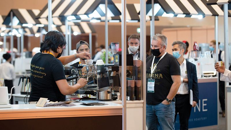 تفاعل لافت وحضور كبير حققه المعرض في دبي.  تصوير: أحمد عرديتي