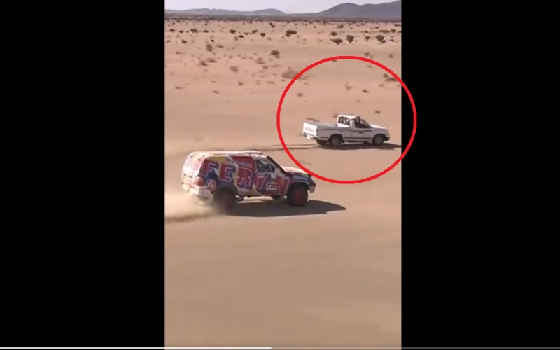 الصورة: بسيارة عادية.. مشجع سعودي يقتحم سباق رالي داكار ويتحول إلى بطل (فيديو)