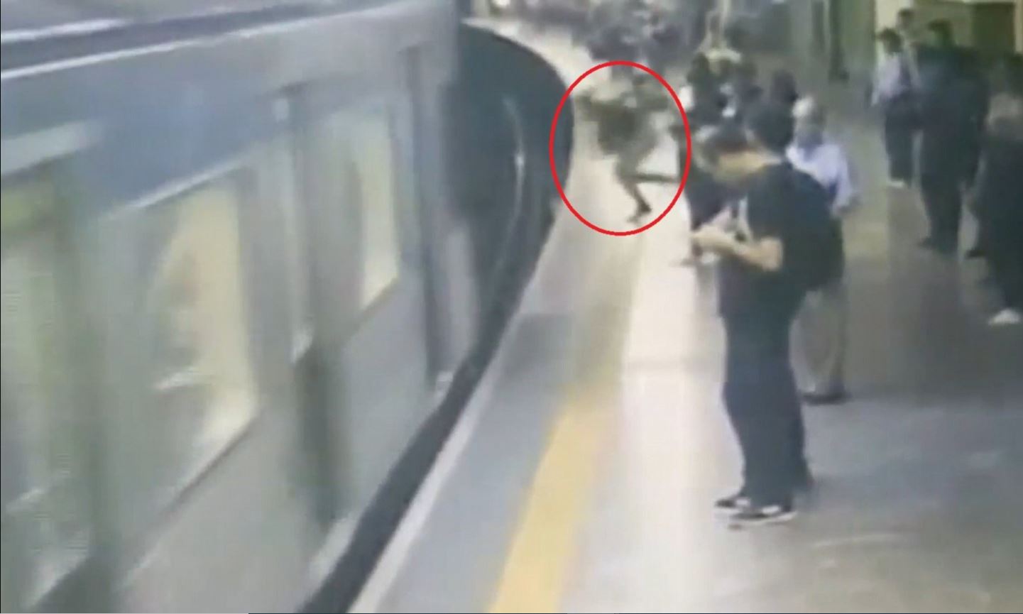 Мужчина толкнул под поезд. Пассажира толкнули в метро. Толкнул под поезд в метро. Неадекватный пассажир в электричке. Толкнул девушку в метро.
