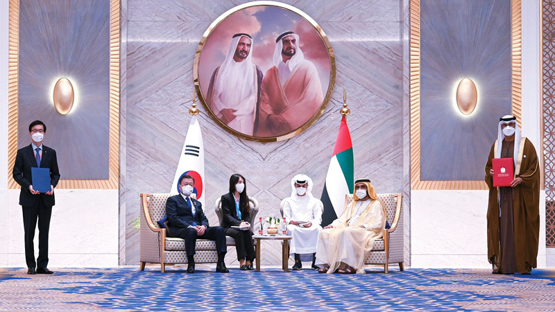 محمد بن راشد ومون جي إن خلال توقيع اتفاقيات ومذكرات تعاون بين الإمارات وكوريا الجنوبية.   من المصدر