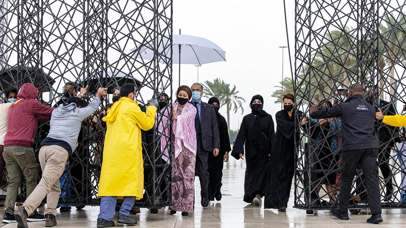 أمينة محمد ومريم المهيري خلال تدشين «بوابة الاستدامة» رسمياً في المعرض. من المصدر
