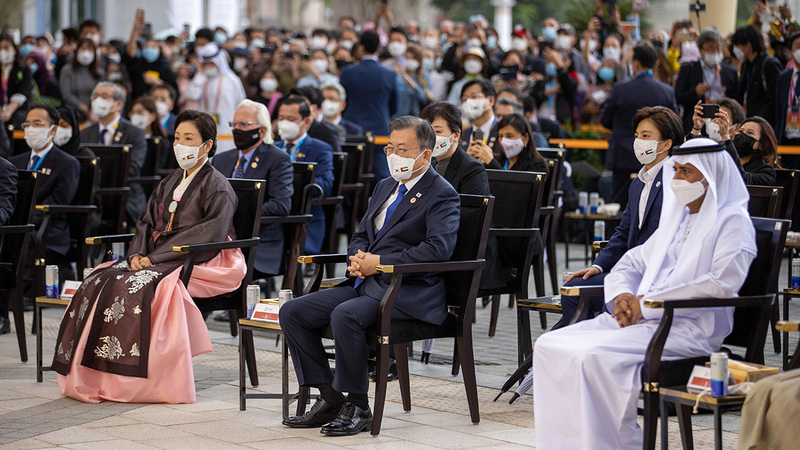 الرئيس الكوري وقرينته ونهيان بن مبارك خلال الاحتفالات بيوم كوريا الجنوبية في «إكسبو».   تصوير: مصطفى قاسمي