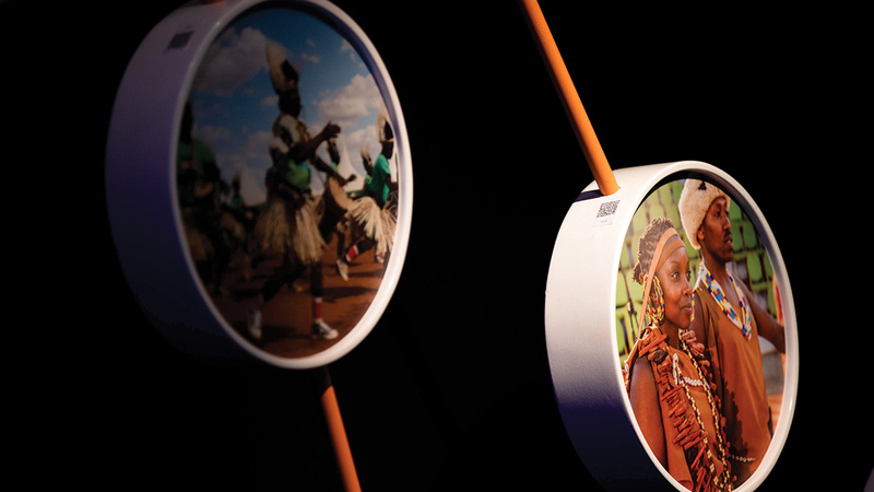 زائر الجناح يطوف في رحلة مع الإمكانات الزراعية والاقتصادية لهذا البلد الإفريقي.   من المصدر