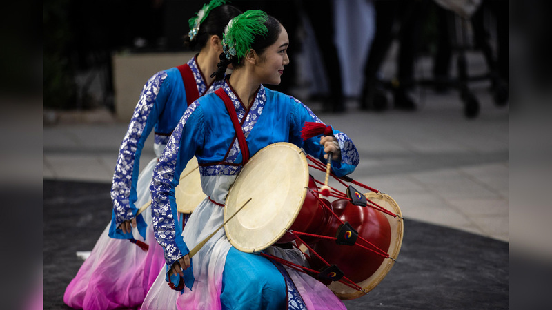 الاحتفالات شهدت عروض أداء تسلط الضوء على تراث كوريا.  من المصدر