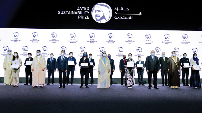 محمد بن راشد خلال تكريمه الفائزين الـ 10 بجائزة زايد للاستدامة ضمن دورتها للعام 2022.   وام