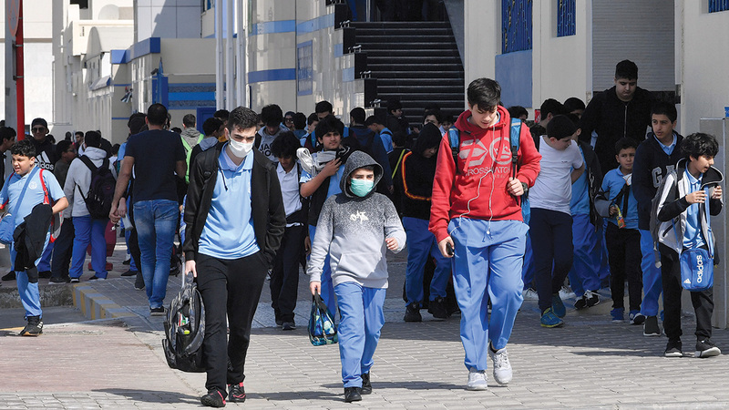 استخدام أدوات الوقاية الشخصية يسهم في حماية الطلبة.   أرشيفية