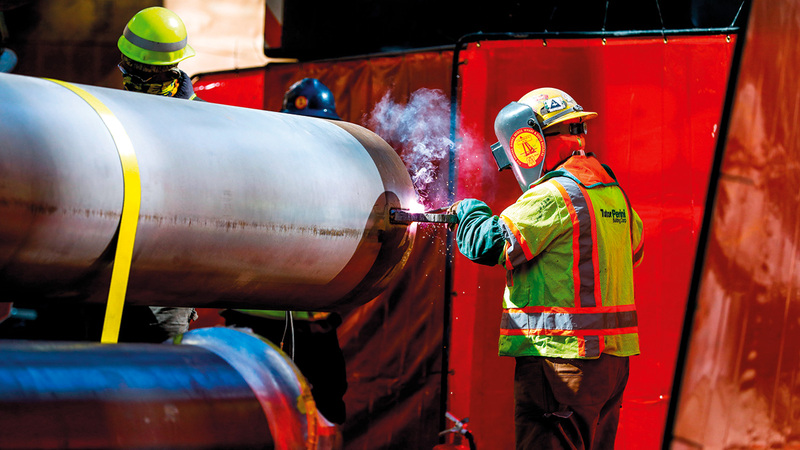 أعمال الصيانة لدعم قاعدة البرج.   من المصدر