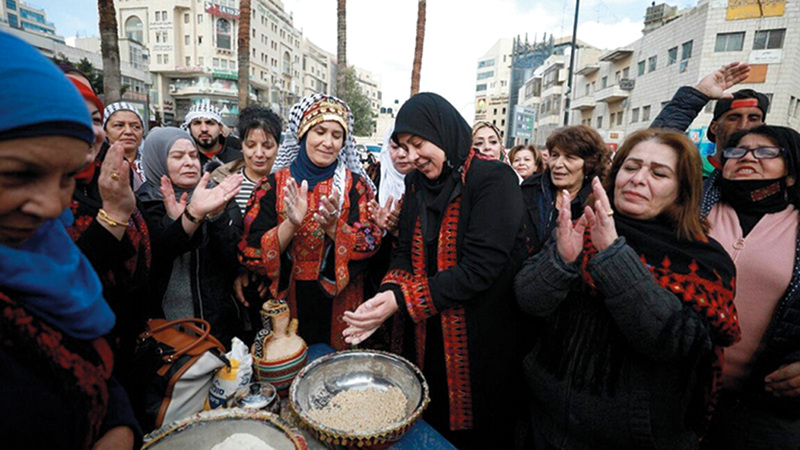 فن التطريز يسرد حكاية القرى والمدن الفلسطينية .  الإمارات اليوم