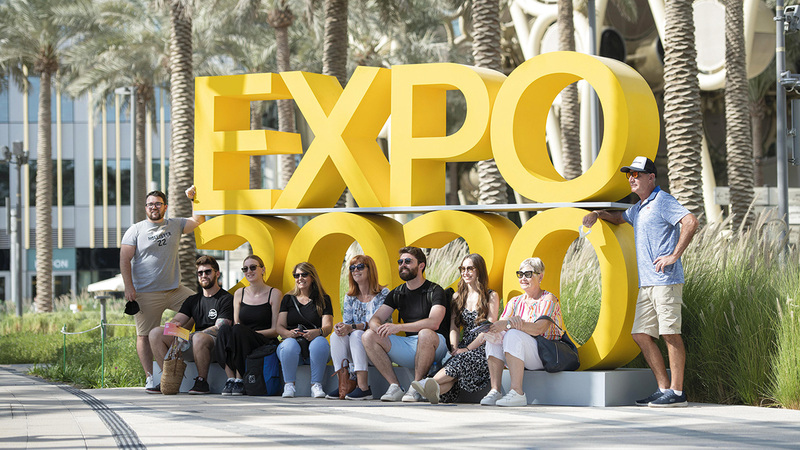روّاد للمعرض يخلّدون زيارتهم بصورة مع مجسّم لـ«إكسبو».   من المصدر