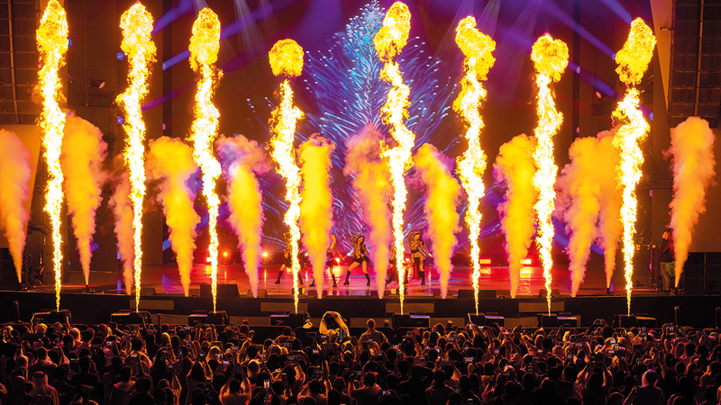 آلاف من زوّار «إكسبو» صمدوا تحت المطر الأحد الماضي لمشاهدة حفل البوب الكوري على منصّة اليوبيل.   من المصدر