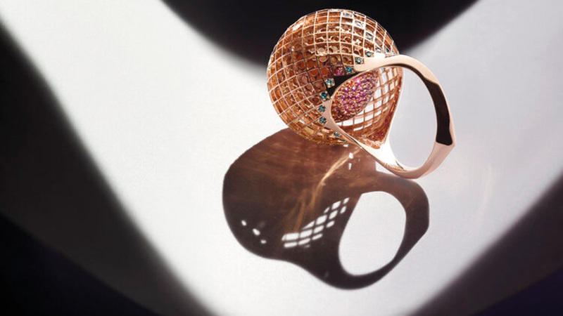 «خاتم الكوكب» كما عرضه الموقع الإلكتروني الخاص بأوريلي.   من المصدر