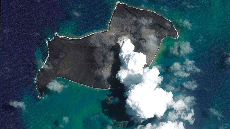 دخان البركان وهو يمتد إلى أجزاء واسعة من الجزيرة.   أ.ف.ب