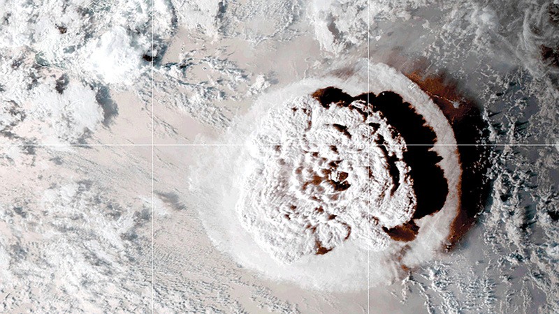 صورة من الفضاء لبركان تونغا خلال ثورانه.   أ.ف.ب