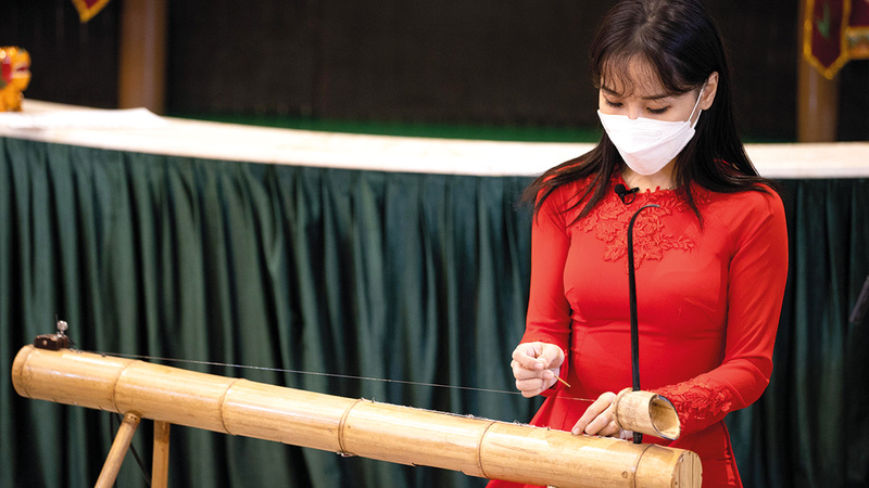 الفرقة تقدم ألحاناً من موسيقى فيتنام بالآلات التقليدية المصنوعة من الخيزران فقط.   من المصدر