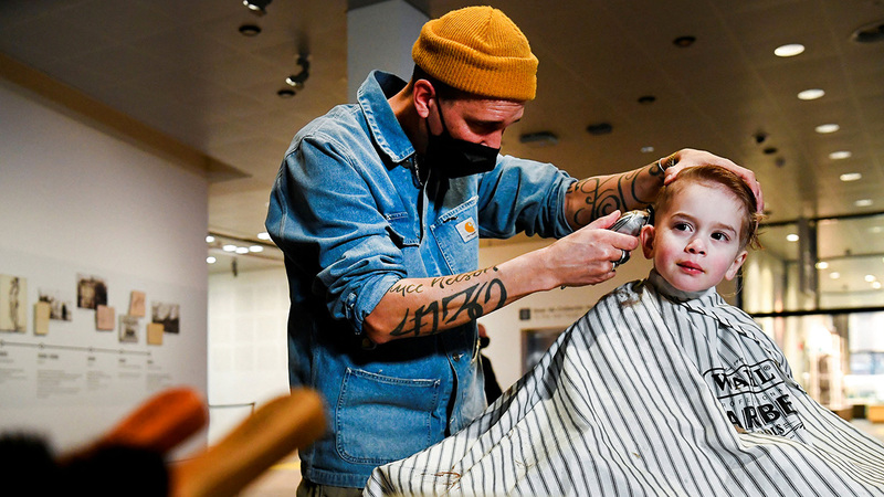 رياضة وحلاقة في المتاحف.  رويترز