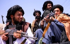 الصورة: طالبان: 10% من الراتب غرامة من لا يصلّي جماعة !