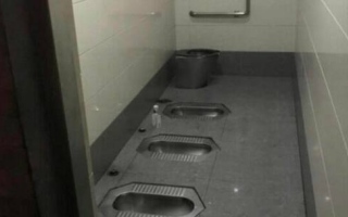 الصورة: بدون فواصل.. مراحيض قرفصاء عامة للنساء في الصين تصدم السياح
