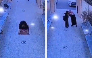 الصورة: شاهد.. تلميذ سعودي يدخل المدرسة في أول يوم حضوري.. وردة فعل المعلم (فيديو)