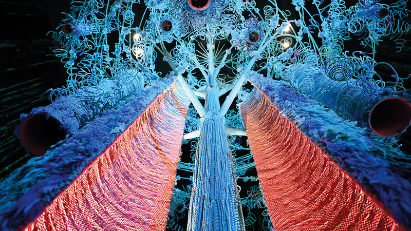 الألوان الزرقاء في الشجرة ترمز إلى الطاقة والسرعة والنقاء فيما اللون الأحمر هو رمز للحيوية.   تصوير: يوسف الهرمودي