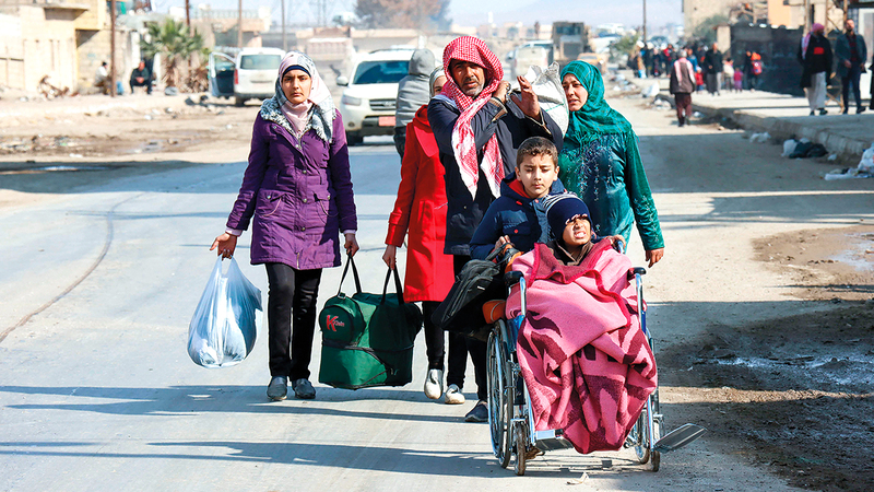 سكان ضواحي الحسكة يهربون بسبب الاشتباكات بين «داعش» وقوات سورية الديمقراطية.   أ.ف.ب