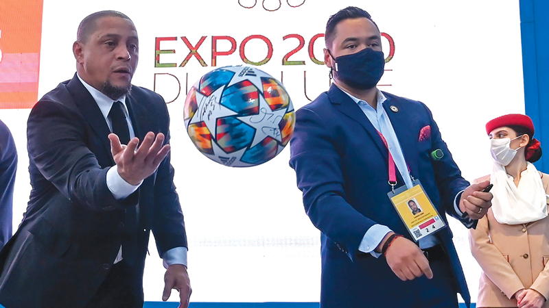 روبيرتو كارلوس وألفارو البيروا تفاعلا مع الجماهير الحاضرة إلى «إكسبو».   تصوير: يوسف الهرمودي