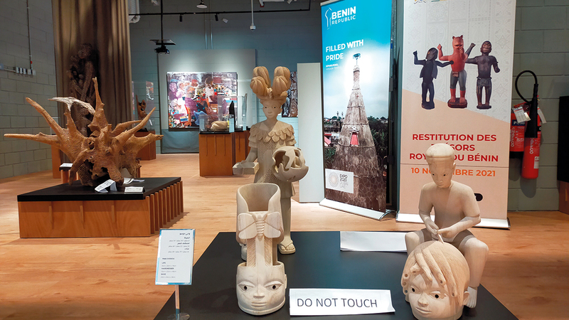 جناح بنين يُعدّ متحفاً وطنياً يضم العديد من التفاصيل والمجسّمات.   وام