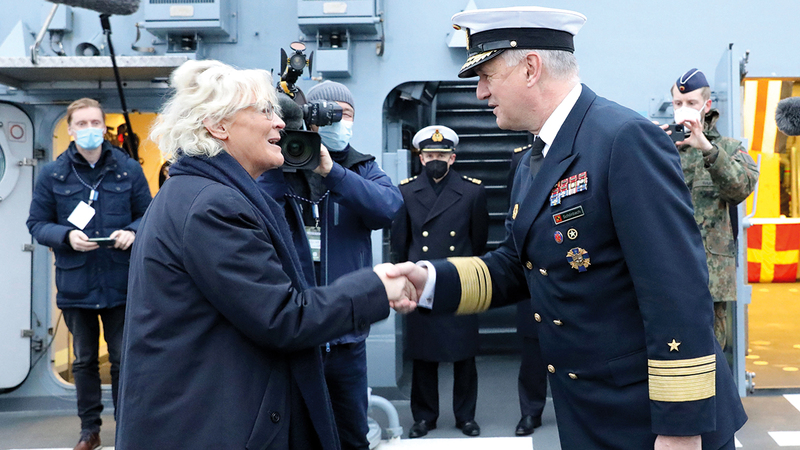 وزيرة الدفاع الألمانية كريستين لامبريخت خلال لقاء سابق مع شونباخ في قاعدة البحرية الألمانية (البوندسمارين) في فارنيمويندي.   إي.بي.إيه
