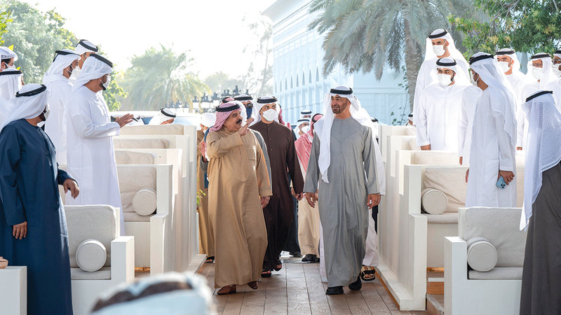محمد بن زايد خلال استقباله ملك البحرين.   وام
