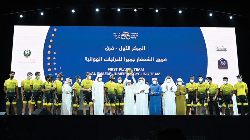 خلال تتويج فريق &laquo;الشعفار جميرا&raquo; بلقب الفرق.   تصوير: يوسف الهرمودي