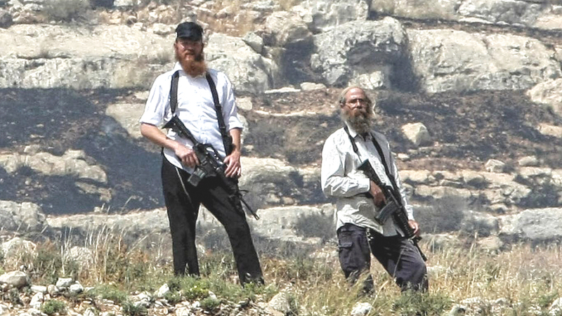 المستوطنون يتقدمون الصفوف للاعتداء على الفلسطينيين.   الإمارات اليوم