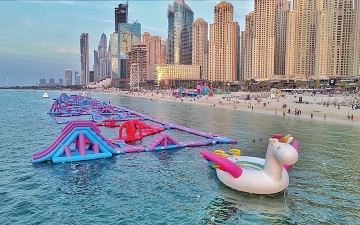 الصورة: «دبي للمهرجانات» تحتفل بأكبر حديقة مائية قابلة للنفخ في العالم