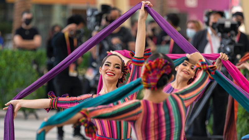 فرقة باليه السلفادور الوطنية أمتعت الحضور في ساحة الوصل.   من المصدر
