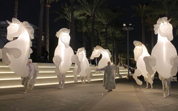 الصورة: خيول بيضاء تستعرض.. وأيادٍ تستكشف في «إكسبو دبي»