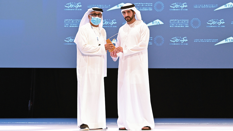 حمدان بن محمد خلال تكريمه الشركاء المنظمين للمنتدى.   من المصدر