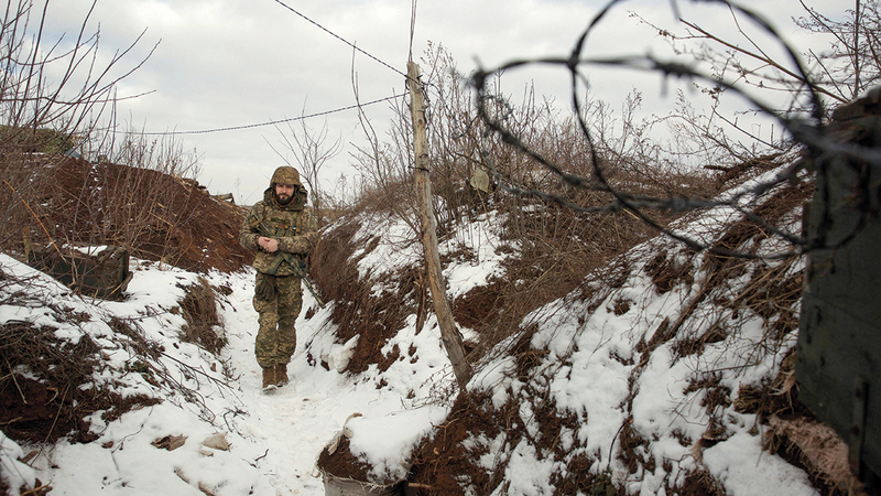 جندي أوكراني يسير على الخط الفاصل بين القوات الحكومية وقوات المتمردين الذين تدعمهم روسيا بالقرب من هورليفكا في منطقة دونيتسك الحدودية.          رويترز