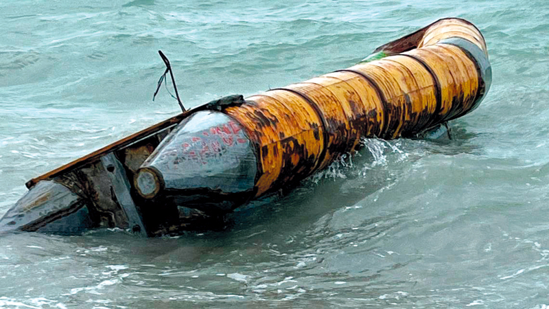 قارب بدائي استخدمه مهاجرون نجحوا في الوصول إلى الشاطئ عن طريق فلوريدا.   المصدر: خفر السواحل الأميركي