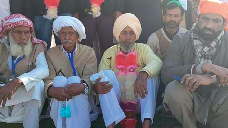 سكا مع أسرته بالتبني.   غيتي