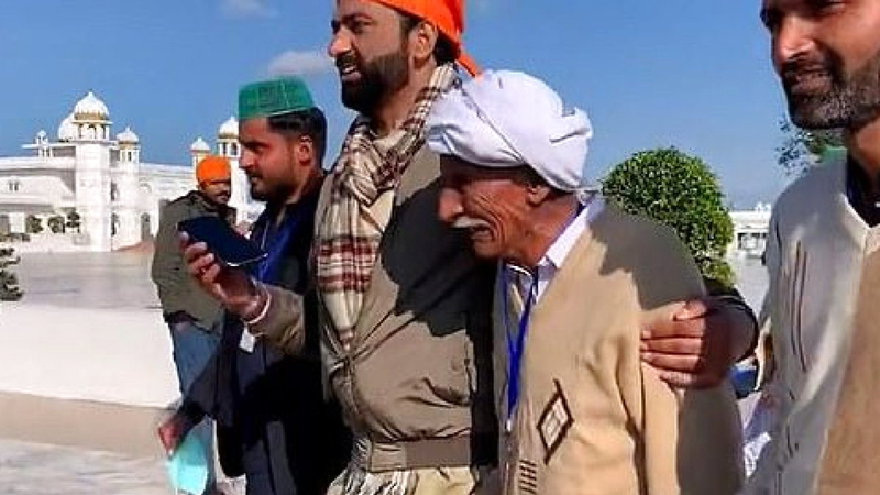 صادق مع أبنائه وأحفاده يتجه نحو شقيقه ليعانقه.   غيتي