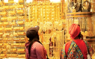 الصورة: تجّار: الأسواق تشهد إقبالاً على بيع الذهب المستعمل