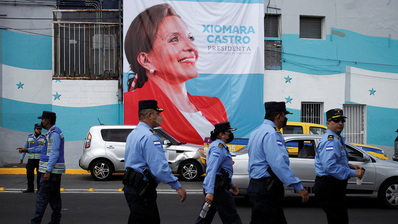 دعاية انتخابية للرئيسة شيومارا كاسترو.    رويترز