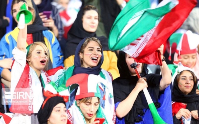 الصورة: لأول مرة منذ سنوات: نساء في مدرجات كرة القدم في إيران ! .. فيديو